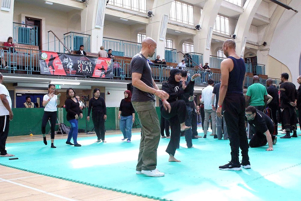 A silat expert instructs two Londoners during the Pencak Silat Festival in London on Saturday. (mage: Indonesian Embassy in London