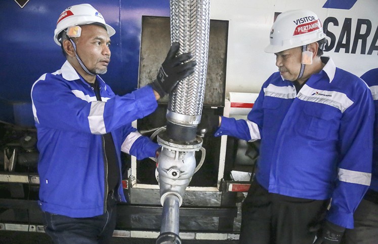 The Energy and Mineral Resources Ministry’s oil and gas director general, Djoko Siswanto (left), is pictured with state energy giant Pertamina logistics, supply chain and infrastructure director Gandhi Sriwidodo while filling a fuel tank truck with 20 percent blended biodiesel (B20) in Batam on Saturday. Djoko said a program introduced in August on the mandatory use of B20 had reached 80 percent of its target.