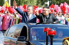 Moon, Kim get peace award from Indonesian community