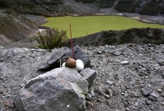 Warding off Lembu Sora&rsquo;s curse at Mt. Kelud crater