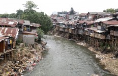Dry season turns Ciliwung River black and smelly 