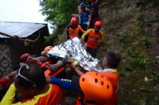 3 dead, 10 homes buried in Philippine monsoon landslide