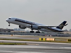This photograph taken on March 28, 2018 shows a Singapore Airlines (SIA) Airbus A350 aircraft taking off from Singapore Changi Airport. 