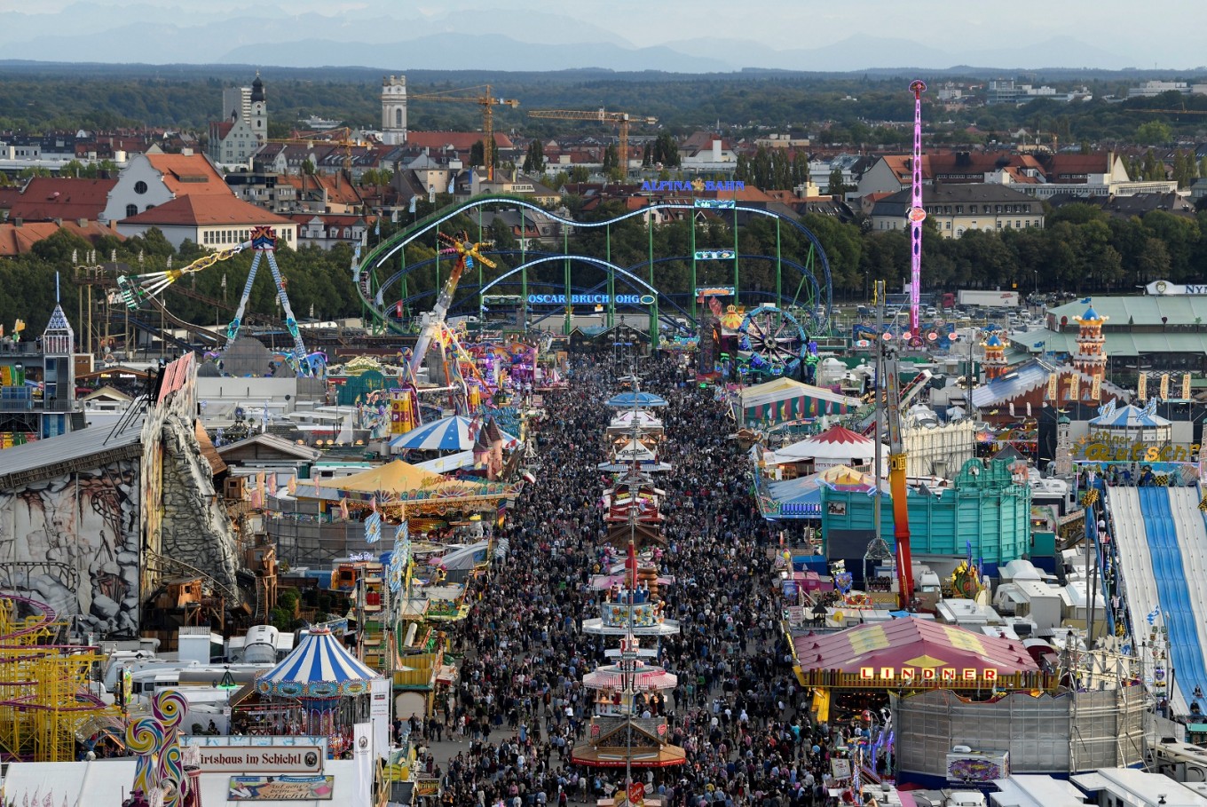 Annual Oktoberfest kicks off in Munich with beer, lederhosen, sausages ...