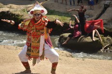 Five-hour dance show enlivens Malang's colorful kampung