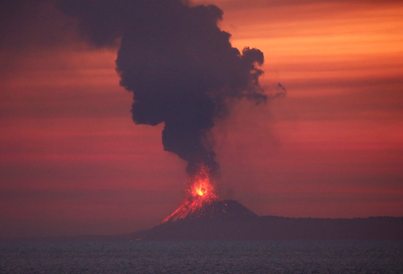 Mount Anak Krakatau erupts, ‘caution’ status maintained  National  The Jakarta Post