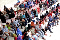 Maldives citizens sit in line as they wait to cast their votes at a polling station during the presidential election in Male on Sunday. The Maldives extended voting by three hours to 7 p.m. local time because of long queues, in which Abdulla Yameen is expected to cement his grip on power, amid criticism over the fairness of the poll in the islands, best known as a luxury holiday destination.