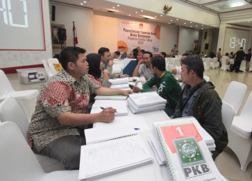 Representatives from political parties participating in the 2019 legislative election report their initial campaign budget to the General Elections Commission (KPU) in Jakarta on Sept. 23. 