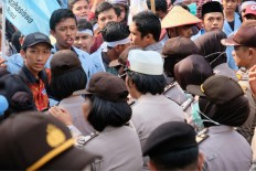 Pekanbaru student protesters accused of molesting policewomen