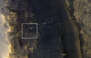 NASA sees its stalled Martian robot, but still no signals