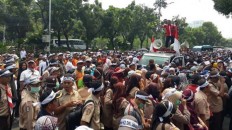 Govt eyes new law to solve contract civil servant issue