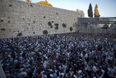 Jews mass at Western Wall for holiday blessing