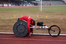 A wheelchair racer takes a break between practice sessions. JP/Maksum Nur Fauzan