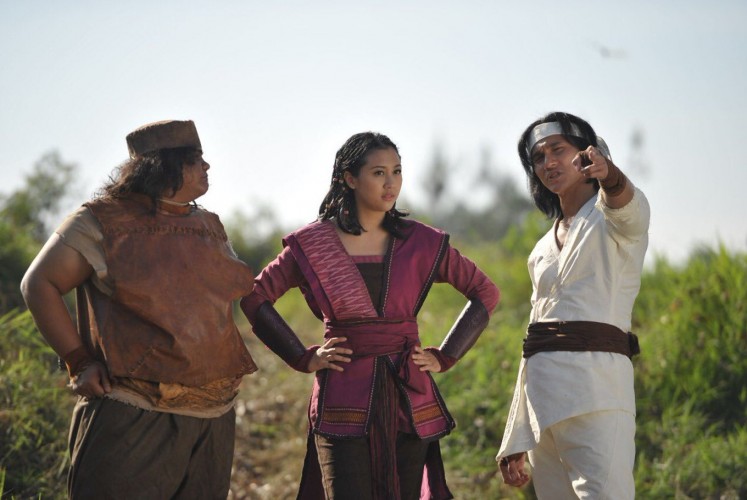 Fariz Alfarazi as Bujang Gila Tapak Sakti (left), Sherina as Anggini (center) and Vino G. Bastian as Wiro Sableng in 'Wiro Sableng'. 