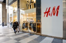 H&M boosts online sales as profits plunge