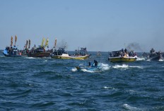Malang's fisherfolk release ritual offerings into sea   
