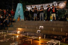 Hundreds of Persib supporters pray for Haringga, other victims