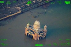 Lacking supplies, Palu, Donggala residents 'help themselves' to fuel, goods after quake