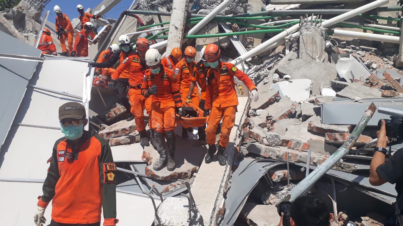 SAR team removes guests trapped inside collapsed hotel in Palu ...