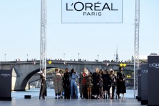 Cool Paris fashion show brings stars out in bumps