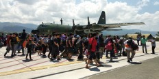 Hundreds of survivors of an earthquake in Palu, Central Sulawesi, including foreigners, climb the Hercules aircraft belonging to the Indonesian Air Force on Monday, three days after a 7.4-magnitude earthquake hit the region. The plane was heading to Makassar in South Sulawesi. JP/ Andi Hajramurni