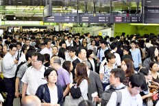 Powerful typhoon causes chaos among commuters in Tokyo