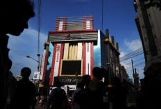 Bomb kills child, injures 9 in India's Kolkata