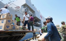 Soldiers load supplies onto the KRI Soeharso hospital ship at Bali’s Benoa Port in September 2018. 