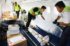 Workers arrange food and medicine supplies in a Pelita Air Service aircraft at Pertamina-owned Pondok Cabe Airport in South Tangerang, Banten, on Tuesday. State oil and gas company Pertamina is the parent company of Pelita Air, which is helping deliver free supplies to victims in Palu, Central Sulawesi.