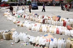 Rows of empty plastic containers are lined up at a gas station on Jl. Maluku, Palu, Central Sulawesi on Wednesday, October 3, 2018. State energy firm PT Pertamina has supplied over 11 million liters in the city hit by the quake and tsunami. Pertamina is also supplying fuel from a tanker despatched from Balikpapan, East Kalimantan. JP/Dhoni Setiawan