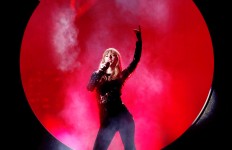 Taylor Swift begs Carlyle for help with dispute over past hits