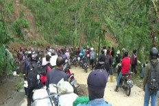 Hundreds of motorists stuck between landslides in W. Sulawesi
