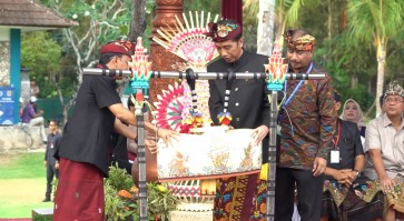 Bali cultural parade livens up IMF-World Bank Annual Meetings