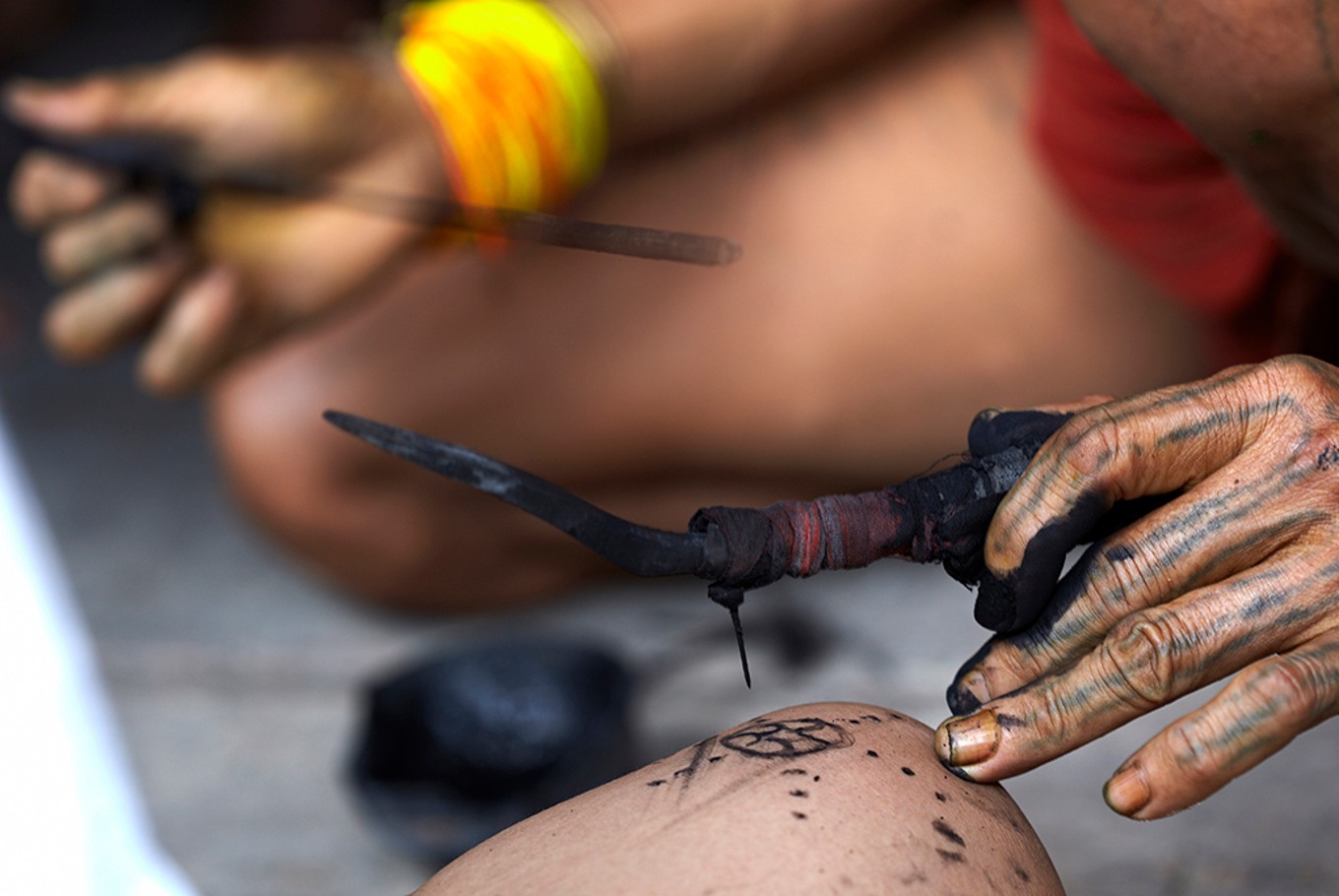 Proses tradisional pembuatan tato di Mentawai | Foto: Ditto Birawa