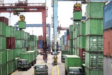 Indonesia posts trade balance surplus amid steep decline in imports