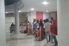 Bekasi residents queue before dawn for e-ID card tickets