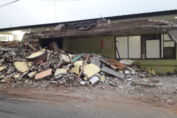 Teachers deplore demolition of school in front of children