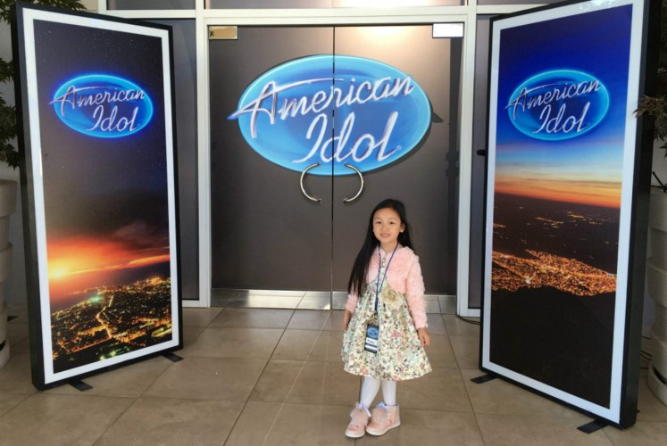 Malea Emma Tjandrawidjaja berpose di depan pintu ruang audisi American Idol di | Sumber: maleaemma.com