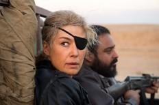 Marie Colvin fights for truth, battles personal demons in &acute;A Private War&acute;