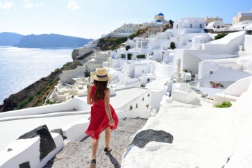 Why do some holidaymakers like to dress to impress?