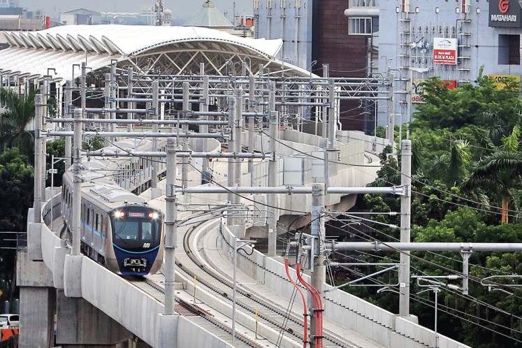 An MRT train passes over JL Sisingamanganraja, South Jakarta, during a trial run on Tuesday. The MRT is expected to begin operation in March 2019, with an estimated fare of Rp 700 (5 US cents) to Rp 850 per kilometer.