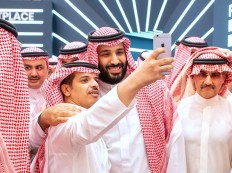 Smiles, selfies as Saudi crown prince attends investment forum amid 'crisis'