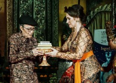 Poetry legend Sapardi Djoko Damono honored at 2018 UWRF