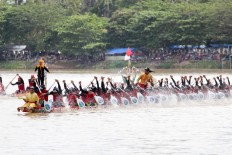 Pacu Jalur is one of the many international tourist activities organized in Riau province. More than 180 teams compete in the annual event as a way to nurture the local culture.