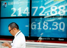 Asian shares off 5-week low, remain fragile on renewed US-China trade worries