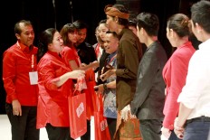 Coordinating Human Development and Culture Minister Puan Maharani (second left) awards youths for their achievements during the 90th anniversary of the Youth Pledge in Jakarta.