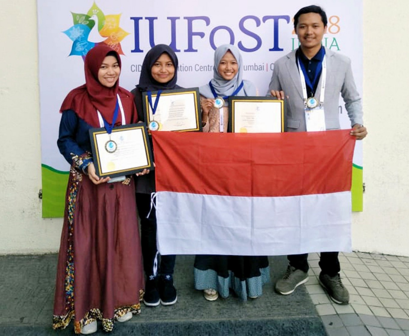 Alfisah Nur Annisa (kiri), Widya Nur Habiba (kiri kedua), Annisa Aurora Kartika (kanan ke dua) dan Joko Tri Rubiyanto (kanan) berpose dengan penghargaan yang mereka menangkan di International Union of Food Science and Technology (IUFoST) 2018 Pengembangan Produk Kompetisi di Mumbai, India, pada 27 Oktober (Sumber: Fakultas Teknologi Pertanian, Universitas Brawijaya)