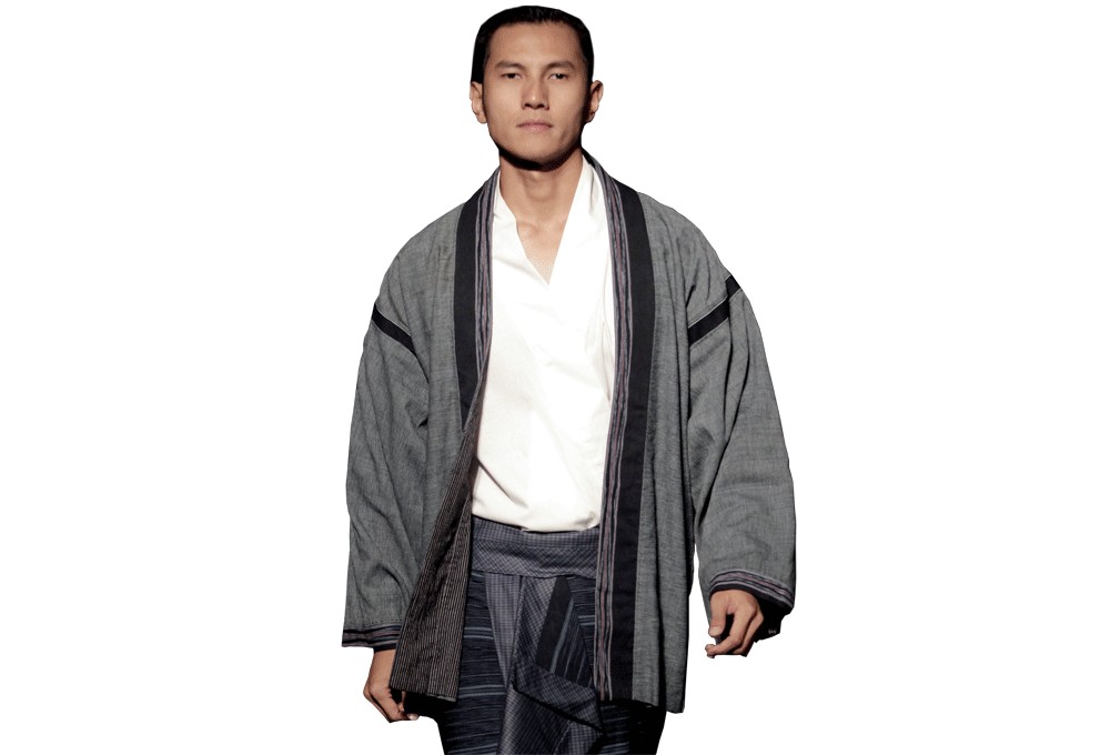 Menjaga agar tetap sederhana: Desainer Edward Hutabarat bermain dengan ulos berwarna gelap (kain tenun Batak) dalam menciptakan berbagai potongan pakaian pria untuk koleksi Ulos dalam Inovasinya.