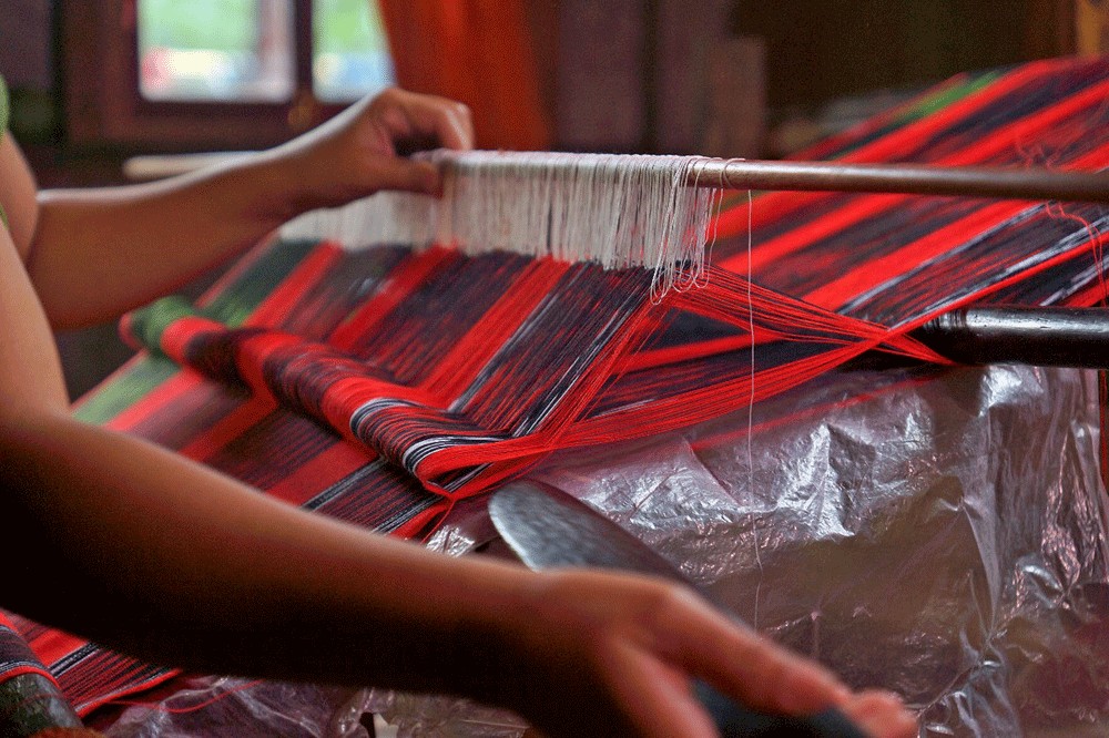 Perhatian yang teliti: Dibutuhkan waktu satu bulan bagi seorang penenun untuk menyelesaikan sepotong kain ulos dengan pola yang rumit.