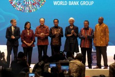 President Joko “Jokowi” Widodo (center) takes the stage with World Bank president Jim Yong Kim (third left) and International Monetary Fund managing director Christine Lagarde (third right) during a seminar at the 2018 Annual Meetings of IMF-WB Group in Nusa Dua, Bali, on Thursday, October 11, 2018. The event, which will run until Friday, features 32,000 attendees, including finance ministers and central bankers from 189 nations. JP/Zul Trio Anggono